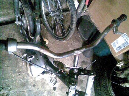 Nahodené plynové lanko,pačka spojky,ľavý grip...